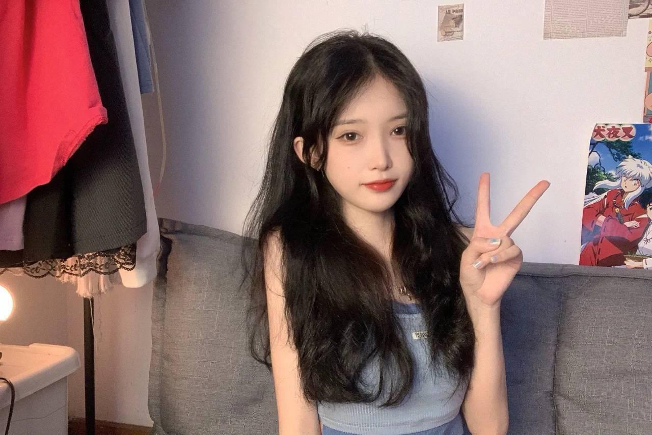 大长腿显得尤其诱惑，皮肤很不错，摸起来很丝滑，而且她给人感觉