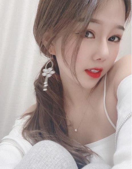 性感小妖精，胸大臀圆下面紧，干起来真带劲，嗷嗷叫的真的绝了